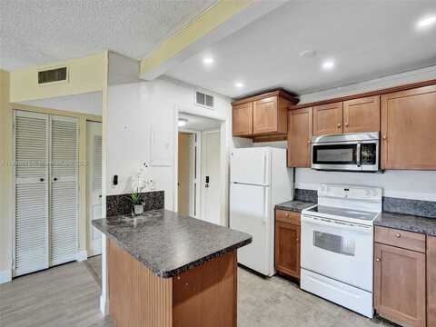 4152 Inverrary Dr, Lauderhill, FL 33319