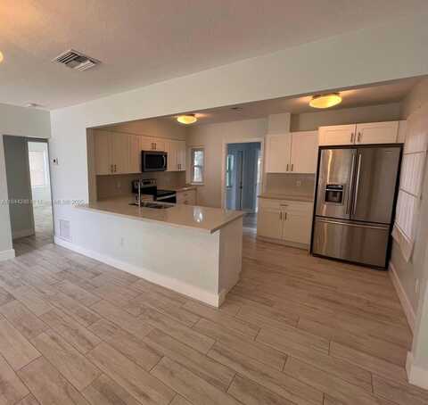 1860 NW 52 St, Miami, FL 33142