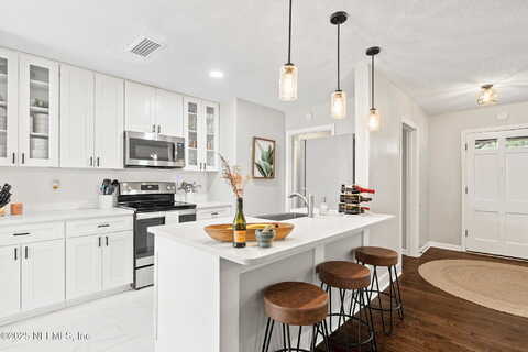 Via De La Reina, JACKSONVILLE, FL 32217