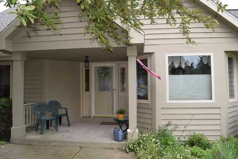 N21w24090 Garden Cir, Pewaukee, WI 53072