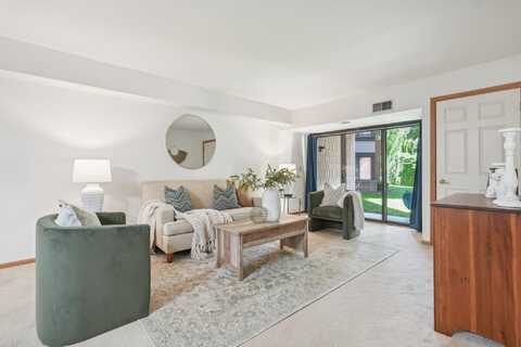 1600 W Green Tree B Rd, Glendale, WI 53209