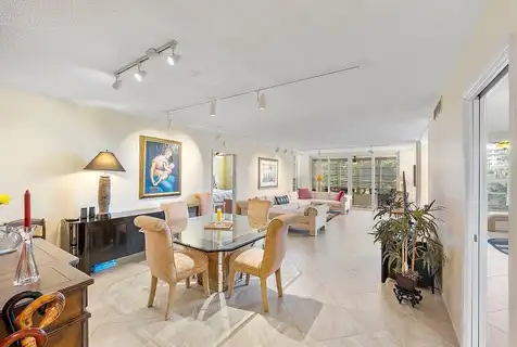 Oaks Clubhouse Dr, Pompano Beach, FL 33069