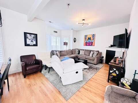 598 E 5th St, Boston, MA 02127