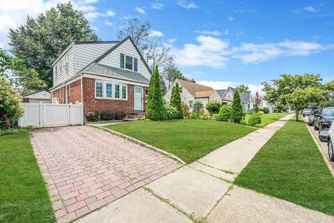 133 Andrews Road, Mineola, NY 11501