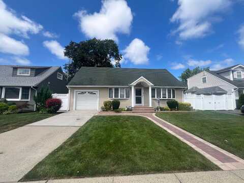 86 Vincent Road, Hicksville, NY 11801