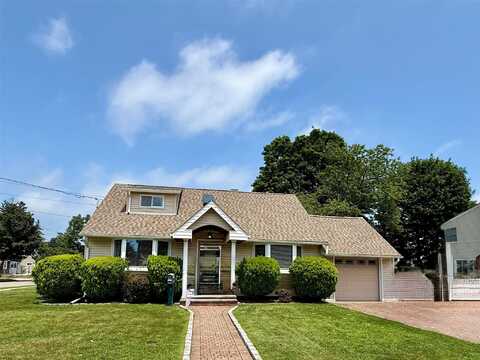 7 Ronald Avenue, Hicksville, NY 11801