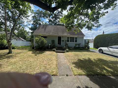 20 Hemlock Drive, Farmingdale, NY 11735