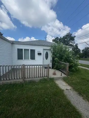 9100 S SAWYER Avenue, Evergreen Park, IL 60805