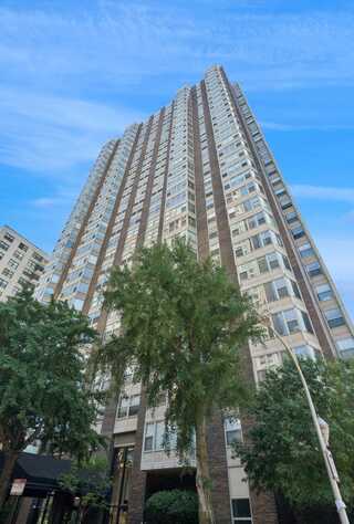 525 W HAWTHORNE Place, Chicago, IL 60657