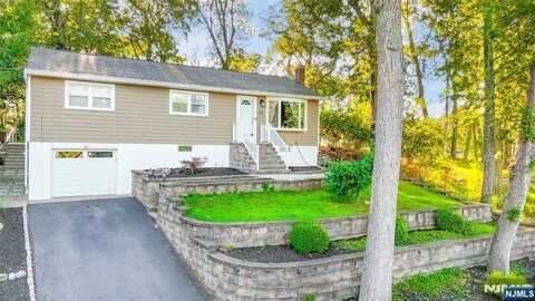27 Minnehaha Boulevard, Oakland, NJ 07436