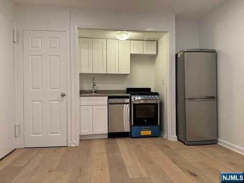 400 Park Place 2D, Fort Lee, NJ 07024