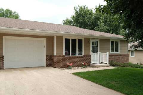 1328 1st Ave SE, Sioux Center, IA 51250