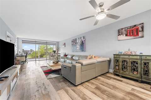 535 Oaks Dr, Pompano Beach, FL 33069