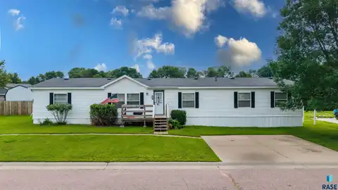 600 N Cockatiel Pl, Sioux Falls, SD 57107