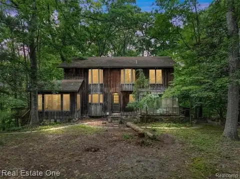 530 W Oakley Park Road, Commerce Township, MI 48390