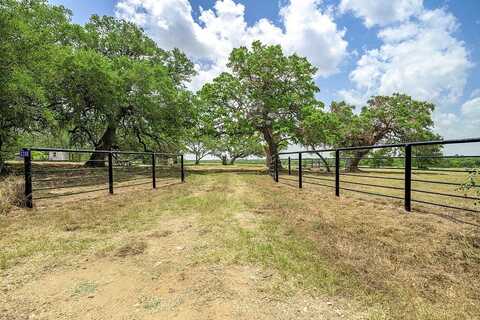 2200 Baca Loop, Flatonia, TX 78941