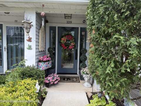 109 Commodore Drive, Staten Island, NY 10309