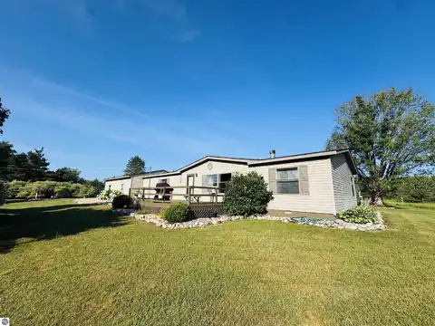 8405 N 9 Road, Mesick, MI 49668