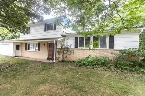 22 Shadywood Dr, Gates, NY 14606