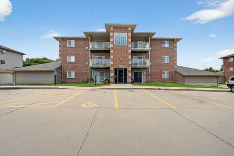 4130 100th Street unit: 9, Urbandale, IA 50322