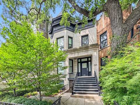 822 W Oakdale Avenue, Chicago, IL 60657