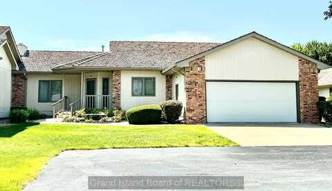 421 Stagecoach Rd, Grand Island, NE 68801