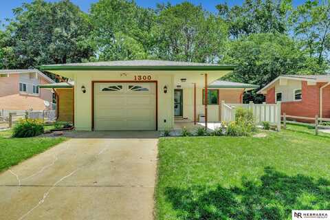 1300 Scenic Lane, Lincoln, NE 68505