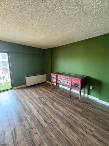 10 N Wood Ave, Linden, NJ 07036