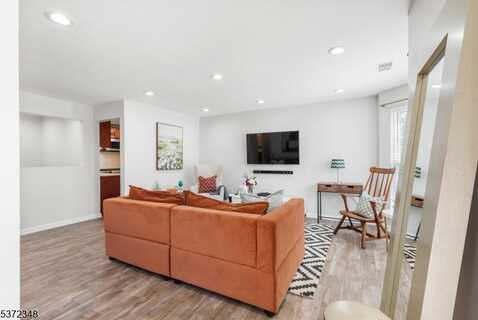 31 Howard Ct, Newark, NJ 07103