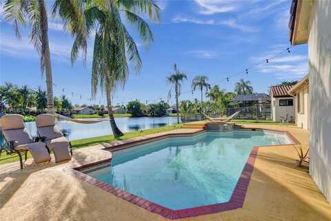 5421 Hawkes Bluff Ave, Davie, FL 33331