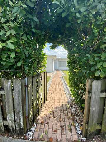 298 NW 105th St, Miami, FL 33150