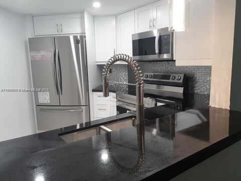 9421 Fontainebleau Blvd, Miami, FL 33172