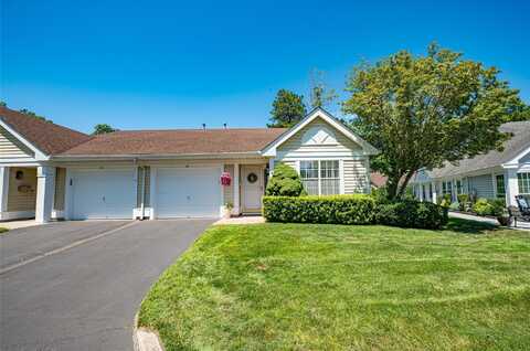 14 Wainscott Court, Ridge, NY 11961