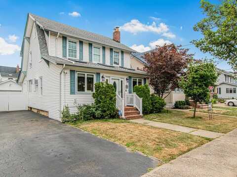 33 Huntington Avenue, Lynbrook, NY 11563