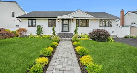 31 Kalda Lane, Plainview, NY 11803