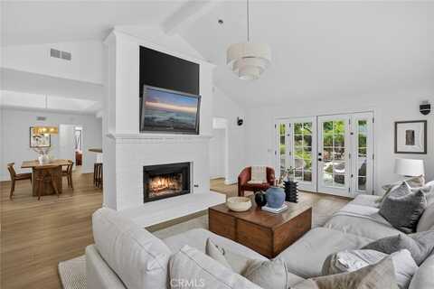 983 Oak Street, Costa Mesa, CA 92627