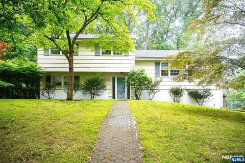 19 Dearborn Drive, Old Tappan, NJ 07675