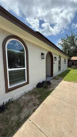 201 Fleetwood Court, Arlington, TX 76014