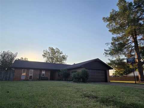 812 Village Drive, Altus, OK 73521