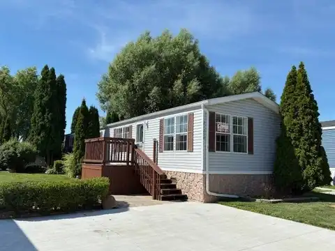 21298 Boquet Dr, Macomb, MI 48044