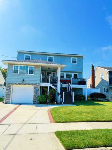 22 Wilshire Ct, Freeport, NY 11520