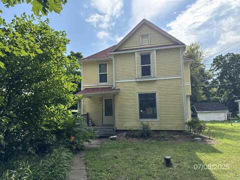 593 N Henderson, FREEPORT, IL 61032