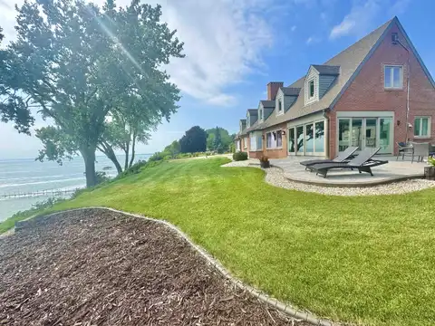 N8323 NORTH SHORE Road, MENASHA, WI 54952