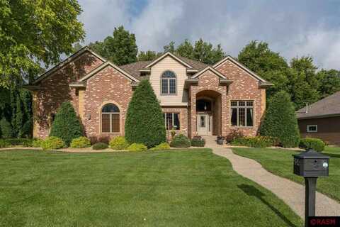 204 Woodhill Court, Mankato, MN 56001