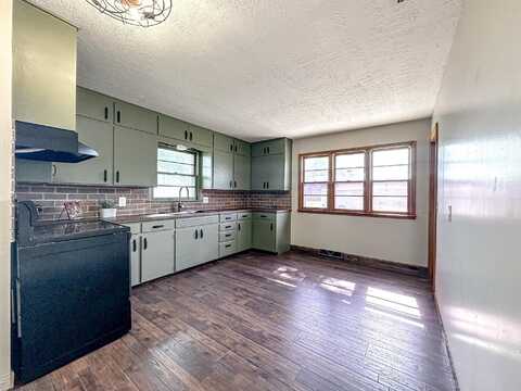 328 E Bond St, Salina, KS 67401