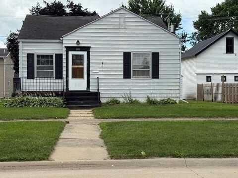 305 E Butler, Manchester, IA 52057