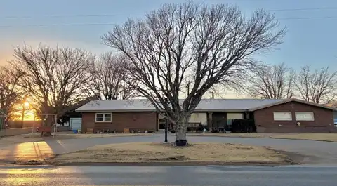 819 N Amherst Road, Earth, TX 79031