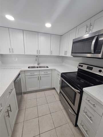 8045 NW 7th St, Miami, FL 33126