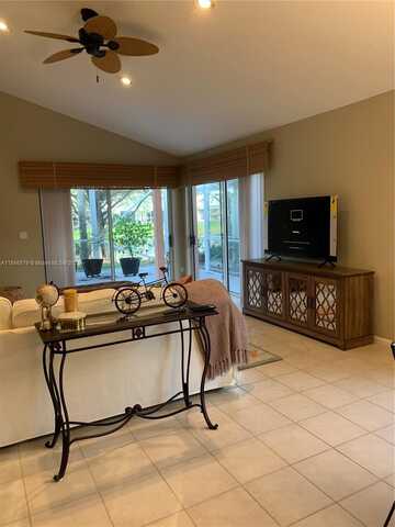 231 W Canterbury Dr W, Palm Beach Gardens, FL 33418