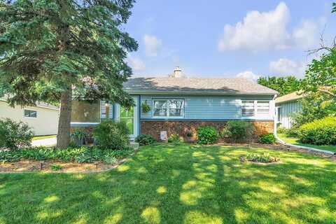 4577 N 101st St, Wauwatosa, WI 53225